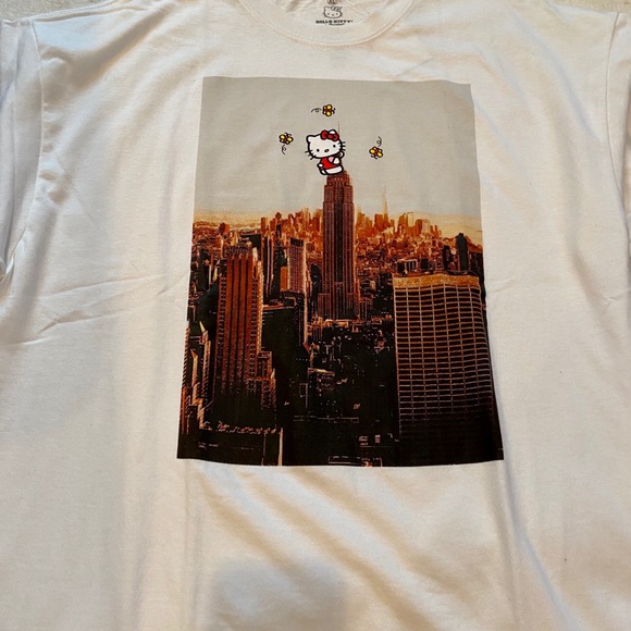 Hello Kitty Empire State Building Crew T-shirt - Picture 2 of 4